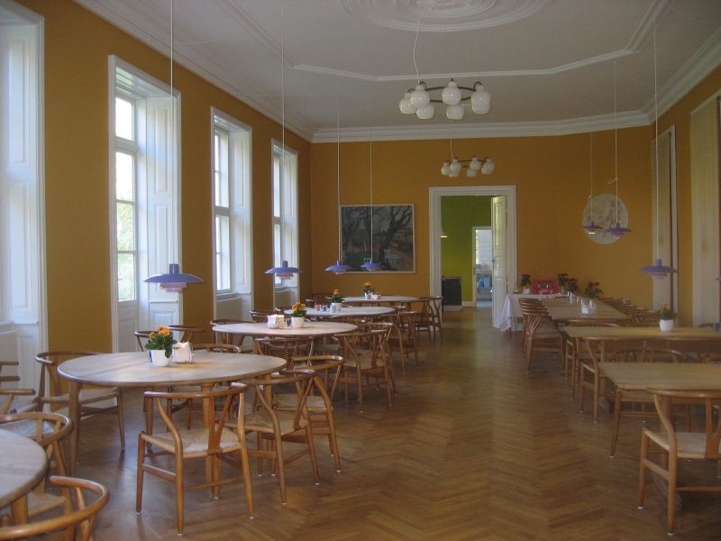 Ole Folmer Hansen har stor erfaring med farvesætning af institutioner,f.eks.Krogerup Højskole